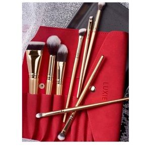 Luxie glitter and gold 8 piece brush set.